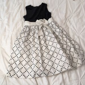 Never worn adorable formal dress for girls.